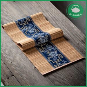 Chiếu tre trải bàn trà có dải vải thêu họa tiết