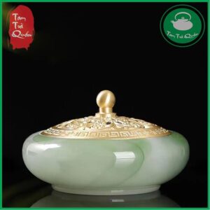 Alternative view of Lư xông trầm ngọc bích nắp đồng họa tiết