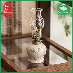 Alternative view of Đèn dầu sứ trắng đục họa tiết vẽ tay