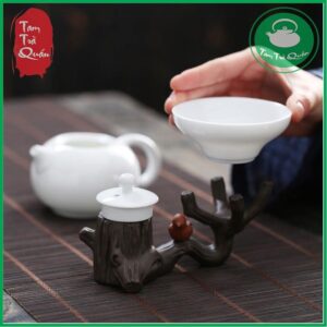 Alternative view of Cành cây gốm gác nắp ấm kèm giá đỡ lọc trà