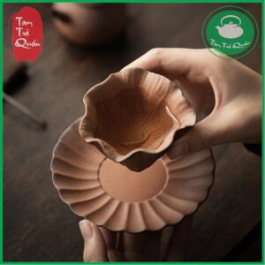 Alternative view of Chén trà dáng lá seᵰ kèm đĩa kê men gốm thô sắt 60ml