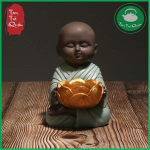 Chú tiểu dâng nến bàn thờ phật, thờ gia tiên bằng gốm